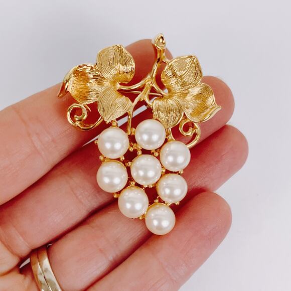 Vintage Gold Tone Faux Pearl Grape Cluster Brooch Mid Century Autumn Fall Pin - Picture 2 of 9